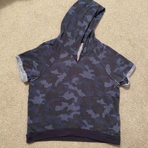 T-shirt camo sweater